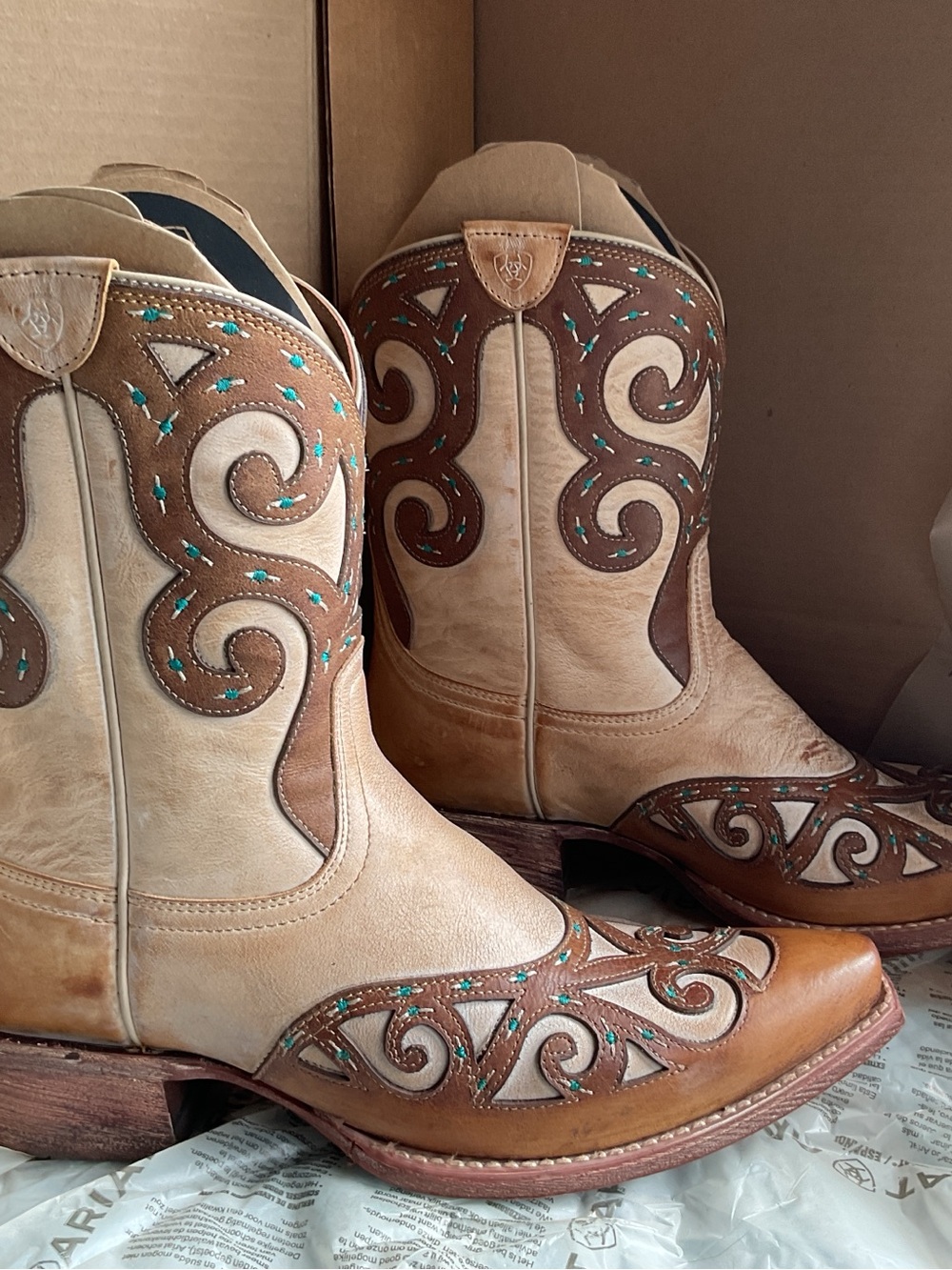 NWT in Original box Ariat 3Tone Tan Brown Turquoise Western Embroidered Boots